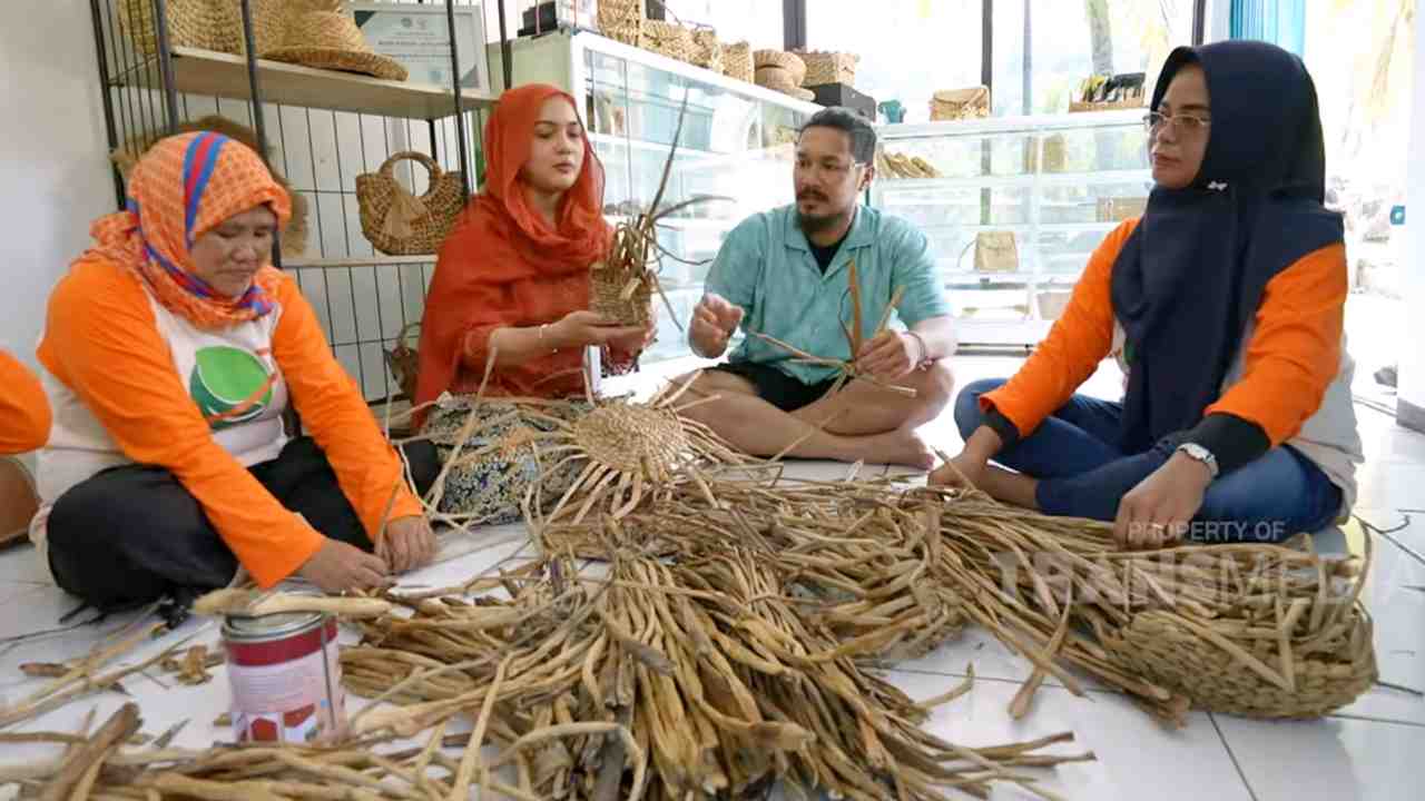 Proses Panjang di Balik Kerajinan Eceng Gondok yang Modis