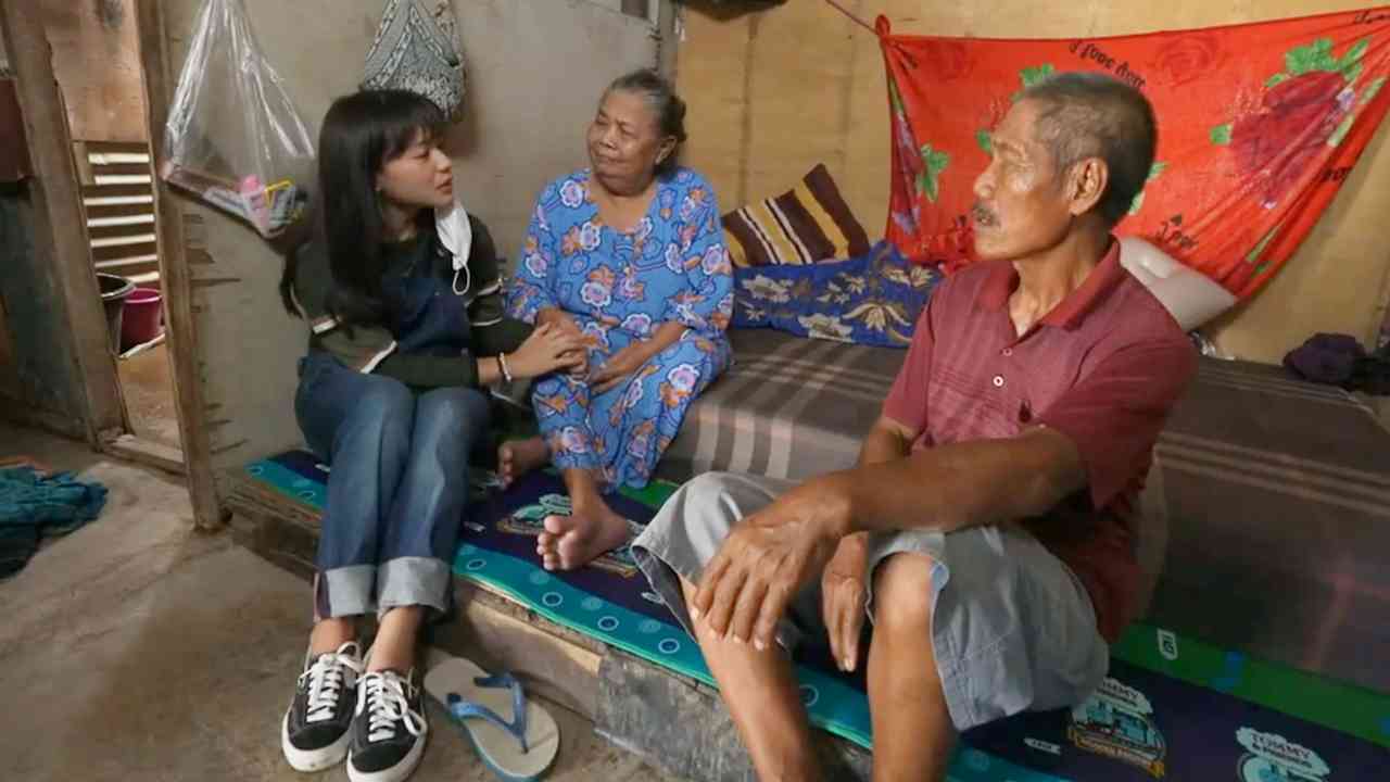 Kasih Sayang Pencari Cacing Sutera kepada Istrinya yang Alami Kebutaan