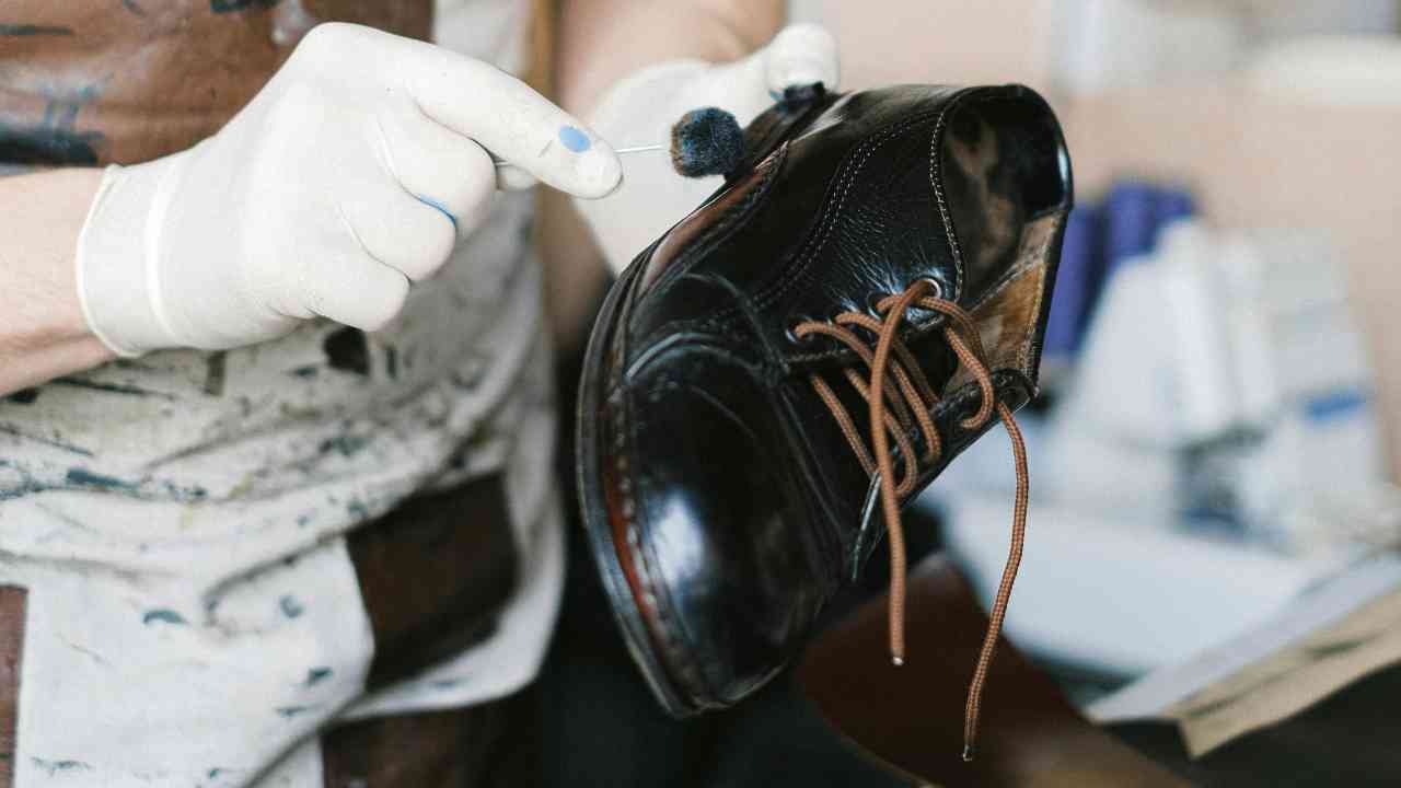 SISI LAIN: Jasa Reparasi Sepatu dari yang Keliling Hingga di Mal