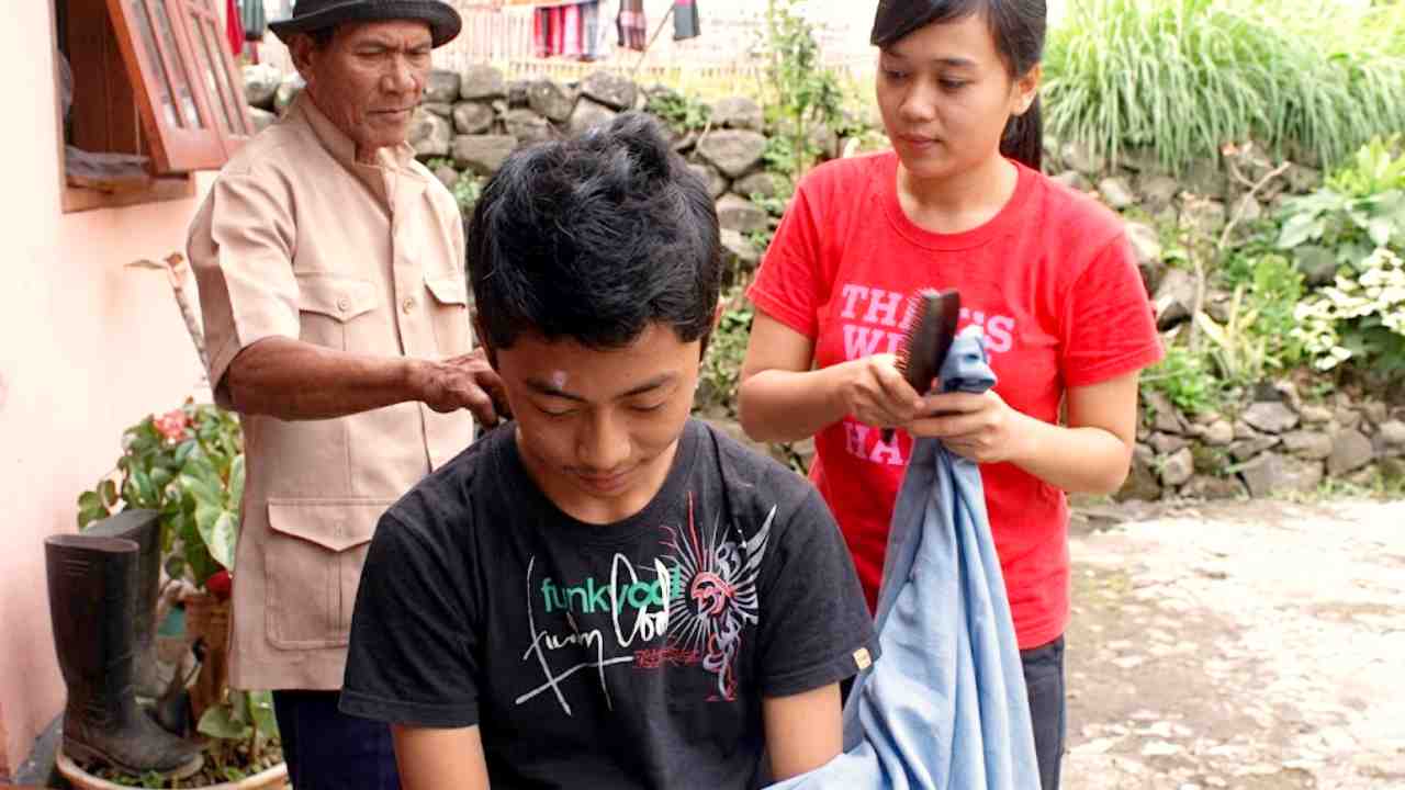 JIKA AKU MENJADI: Perjuangan Tukang Pangkas Rambut Keliling