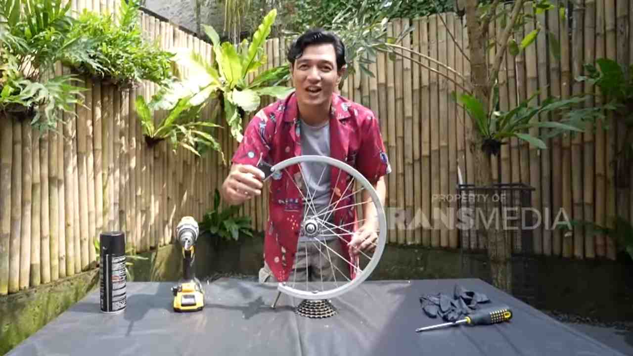 Bikin Lampu Meja Memanfaatkan Velg Sepeda Bekas