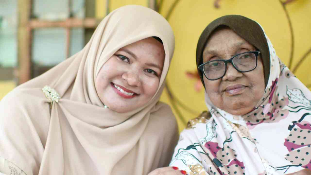 Membahagiakan Ibu Membuatnya Tersenyum Membuka Pintu Rahmat