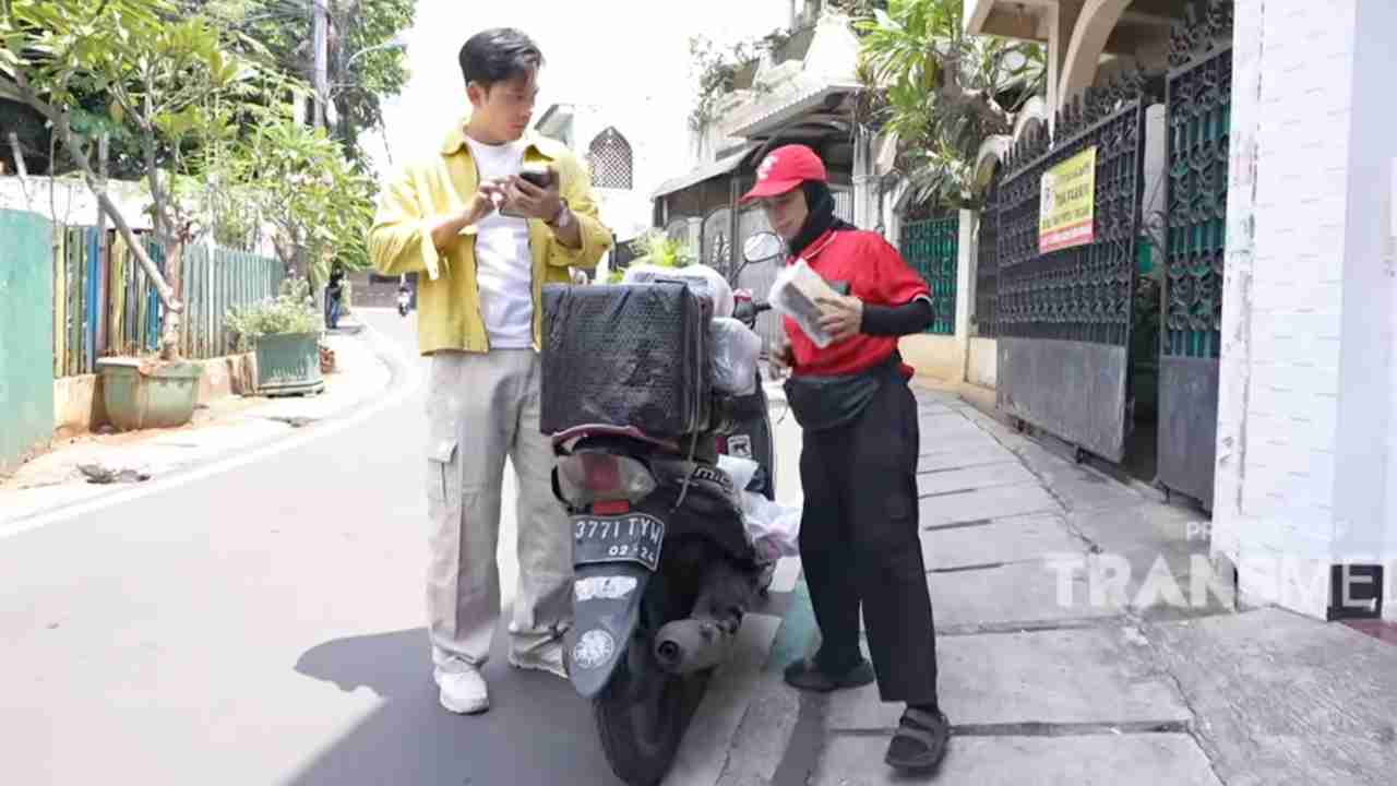 Bu Sabariah Menjadi Kurir karena Terdesak Kebutuhan Hidup