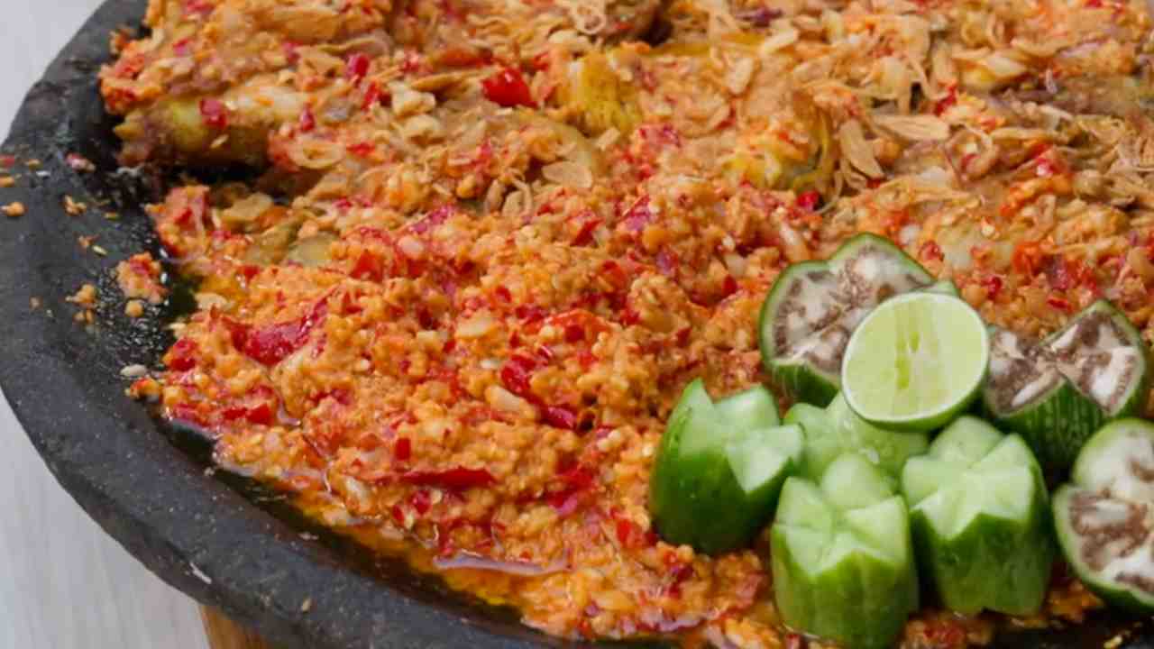 Ayam Geprek Pedas Mete Teksturnya Kriuk, Gurihnya Bikin Nagih