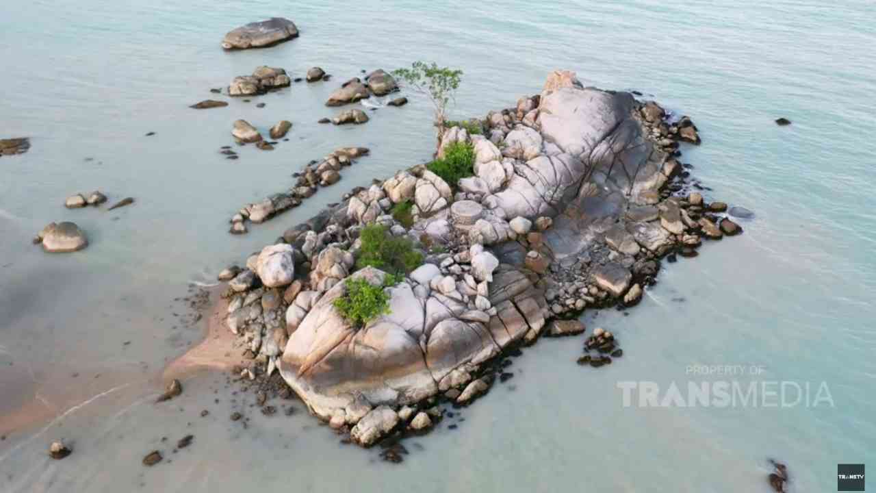 Pantai Batu Bedaun Punya View Unik Batu Granit Raksasa