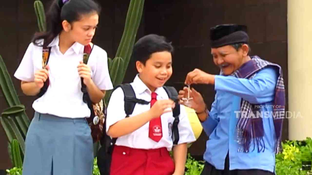 SKETSA: Gantungan Kunci dari Kakek