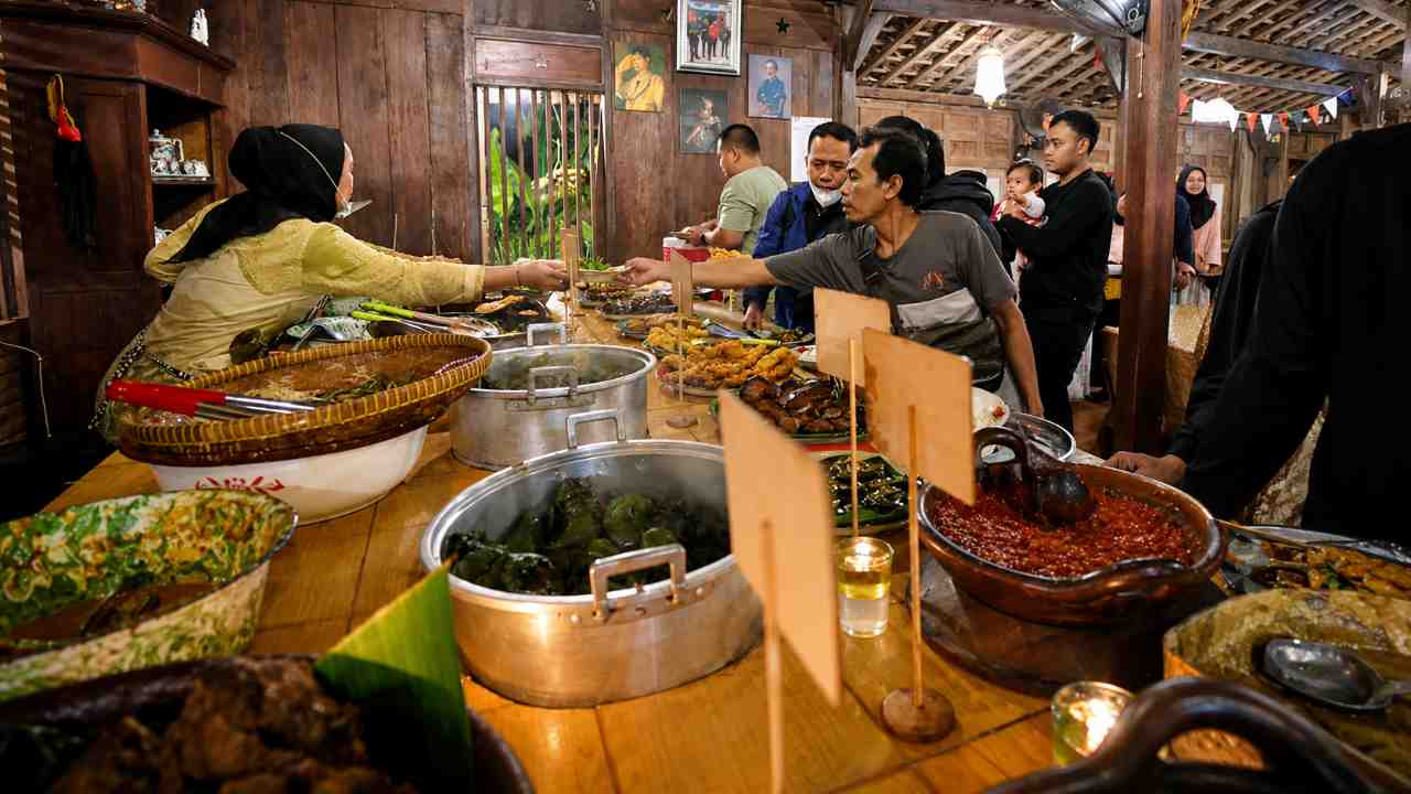 Menikmati Hidangan Menu Tradisional Jawa dengan Suasana Ndeso