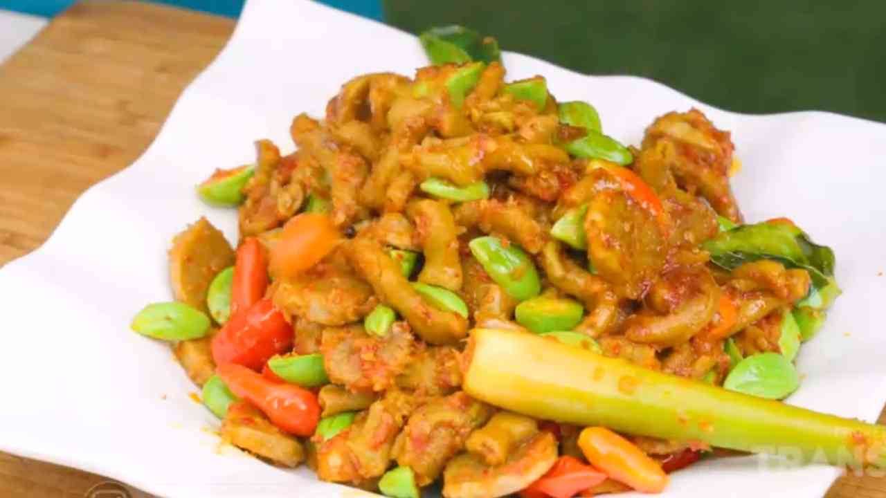 Oseng Usus Istimewa dengan Bakso dan Pete Pedas, Lengkap Rasanya!