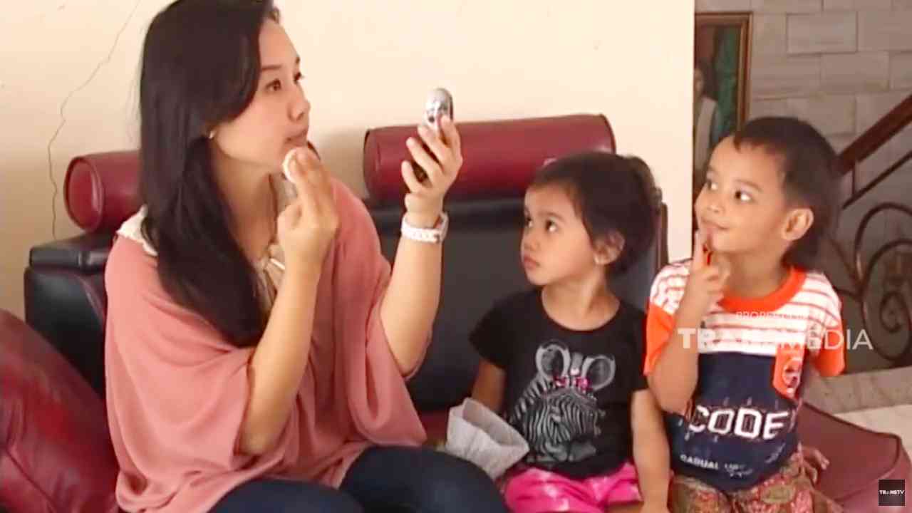 BUAH HATI: Anak Kecil Mulai Dandan, Sebaiknya di Usia Berapa?