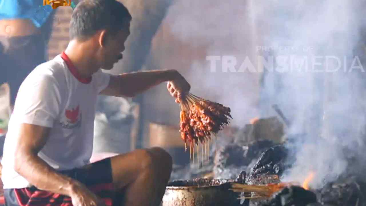 IKON KULINER: Belanja Kuliner Sate Ponorogo di Gang Sate yang Legendaris