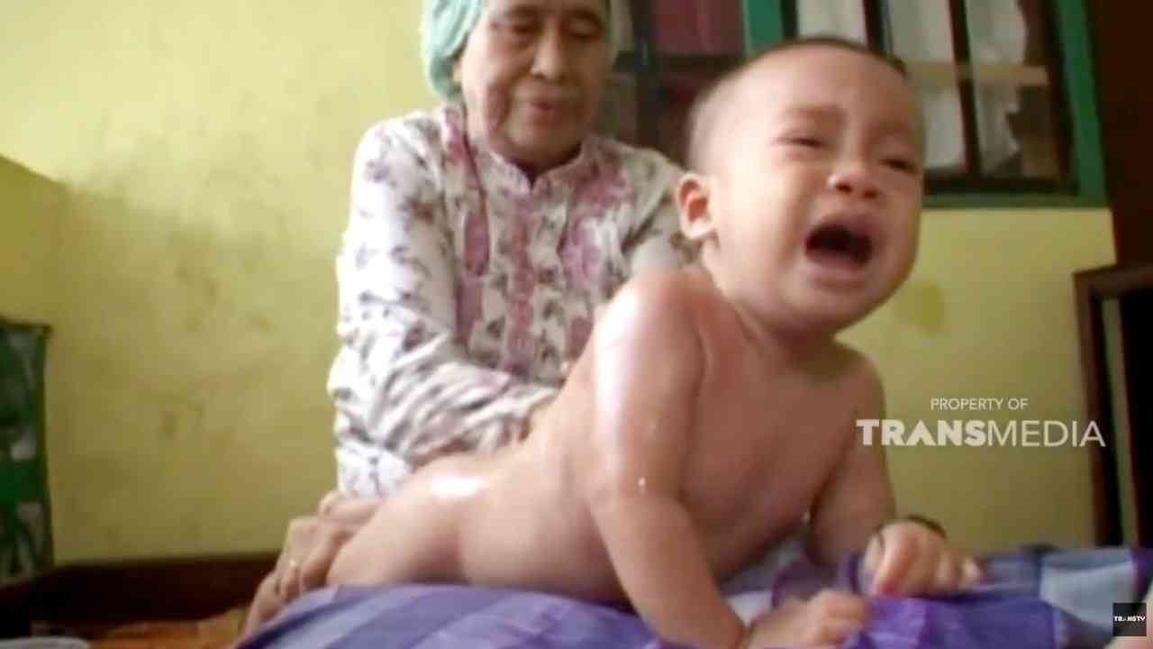 BUAH HATI: Pijat Bayi Tradisional Bertahan di Tengah Modernisasi