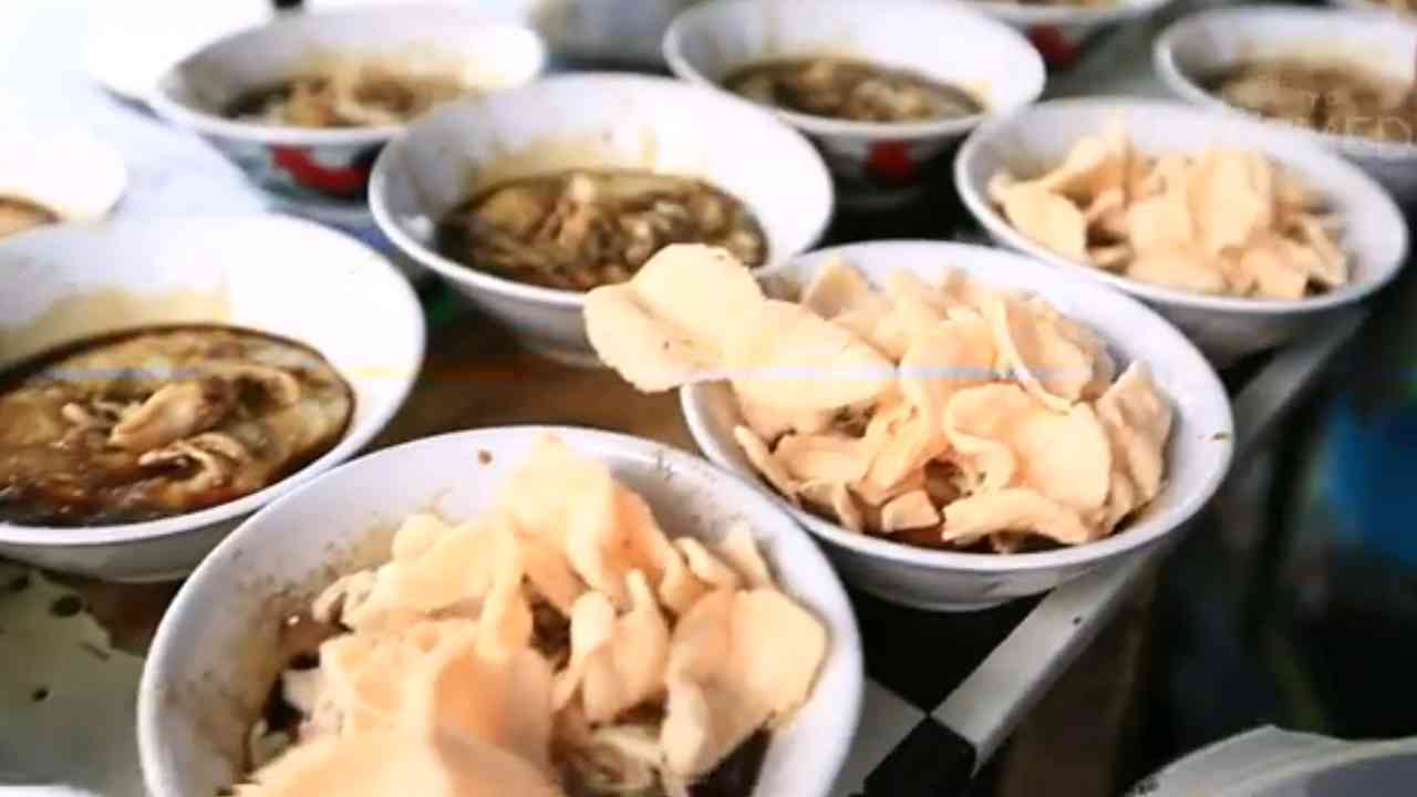 24 JAM: Bubur Ayam Van Danoe, Sarapan Favorit Warga Lampung