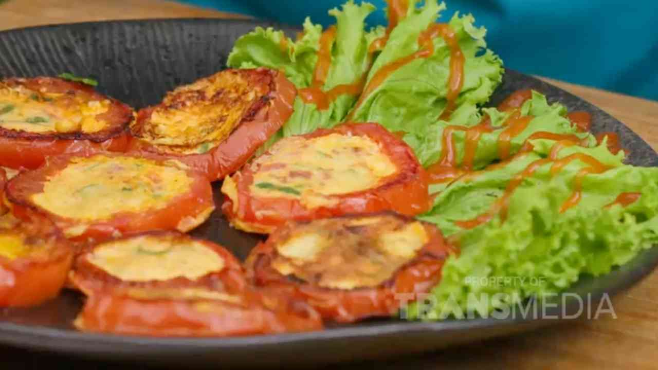 Tomat Isi Telur, Solusi Praktis bagi yang Malas Mengonsumsi Sayuran