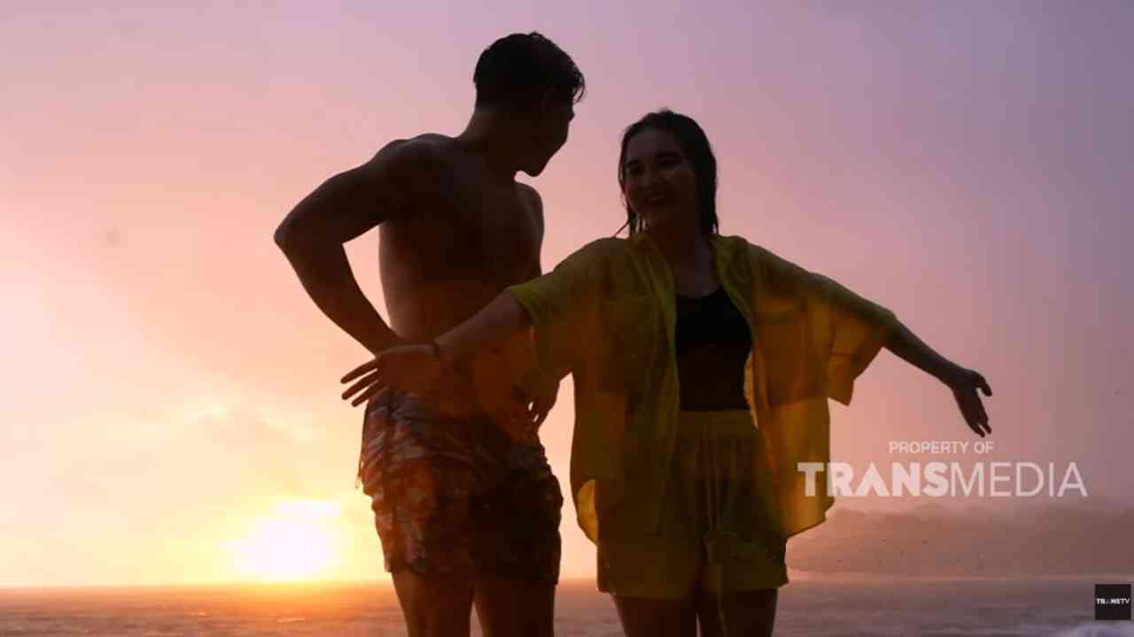 Menikmati Keunikan Air Terjun Banyu Tibo Pacitan yang Eksotis