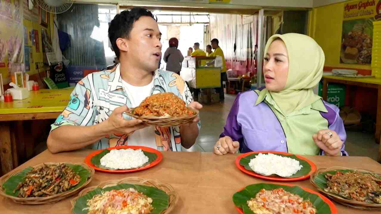 Kuliner Enak di Tanjung Duren, Hidangan Ayam Digebok Sebelum Digoreng