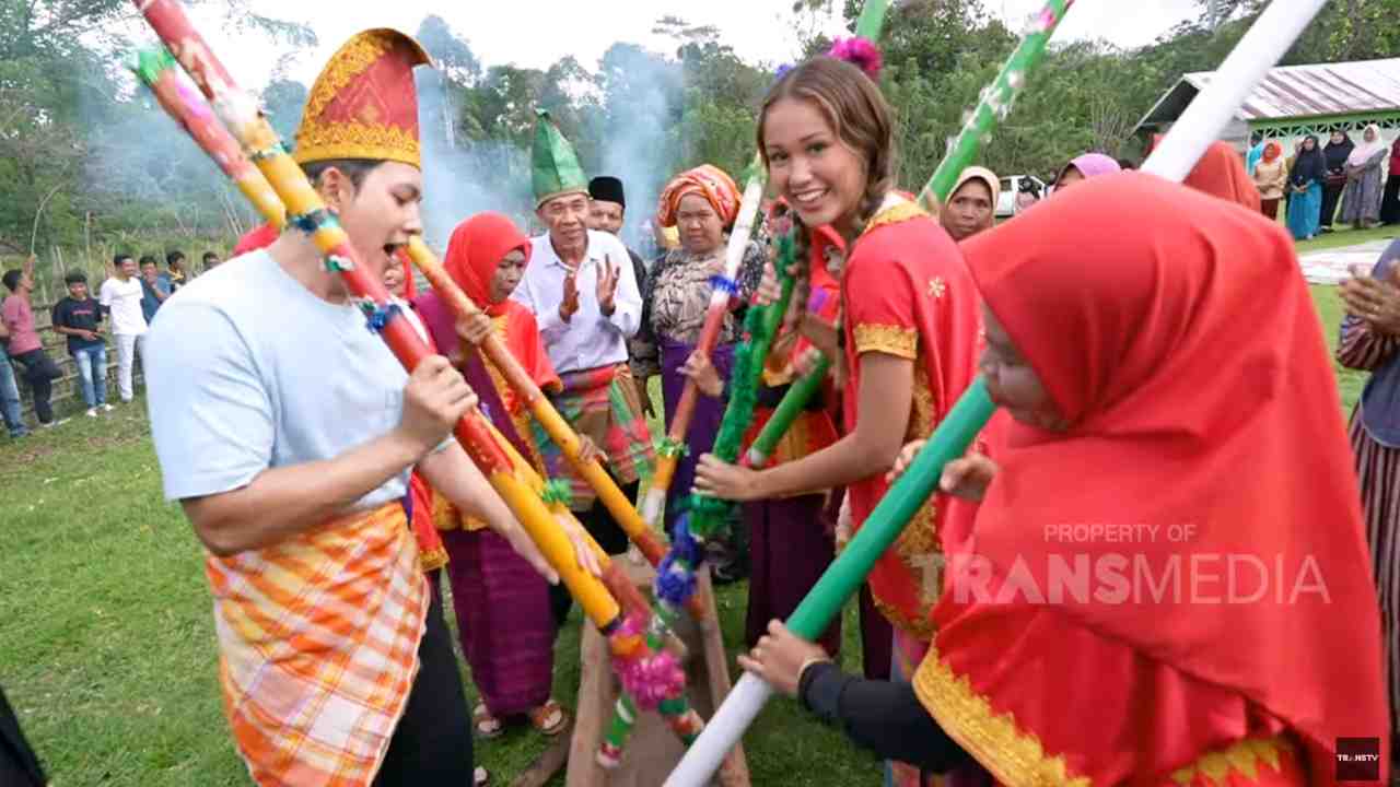 Kesenian Tradisional Bagontong Lebih dari Sekadar Musik Tumbuk Padi