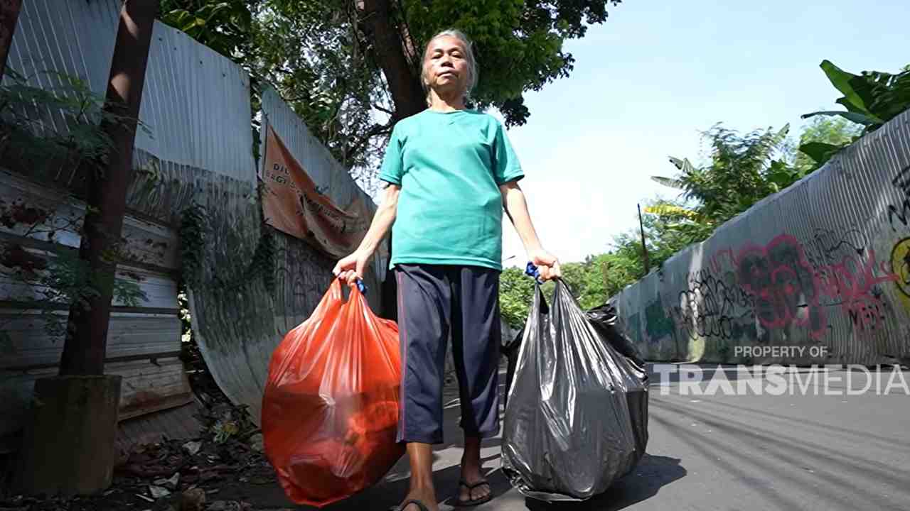 Ibu Aida Berjuang di Jalanan Menjuak Sepatu dan Tas Bekas
