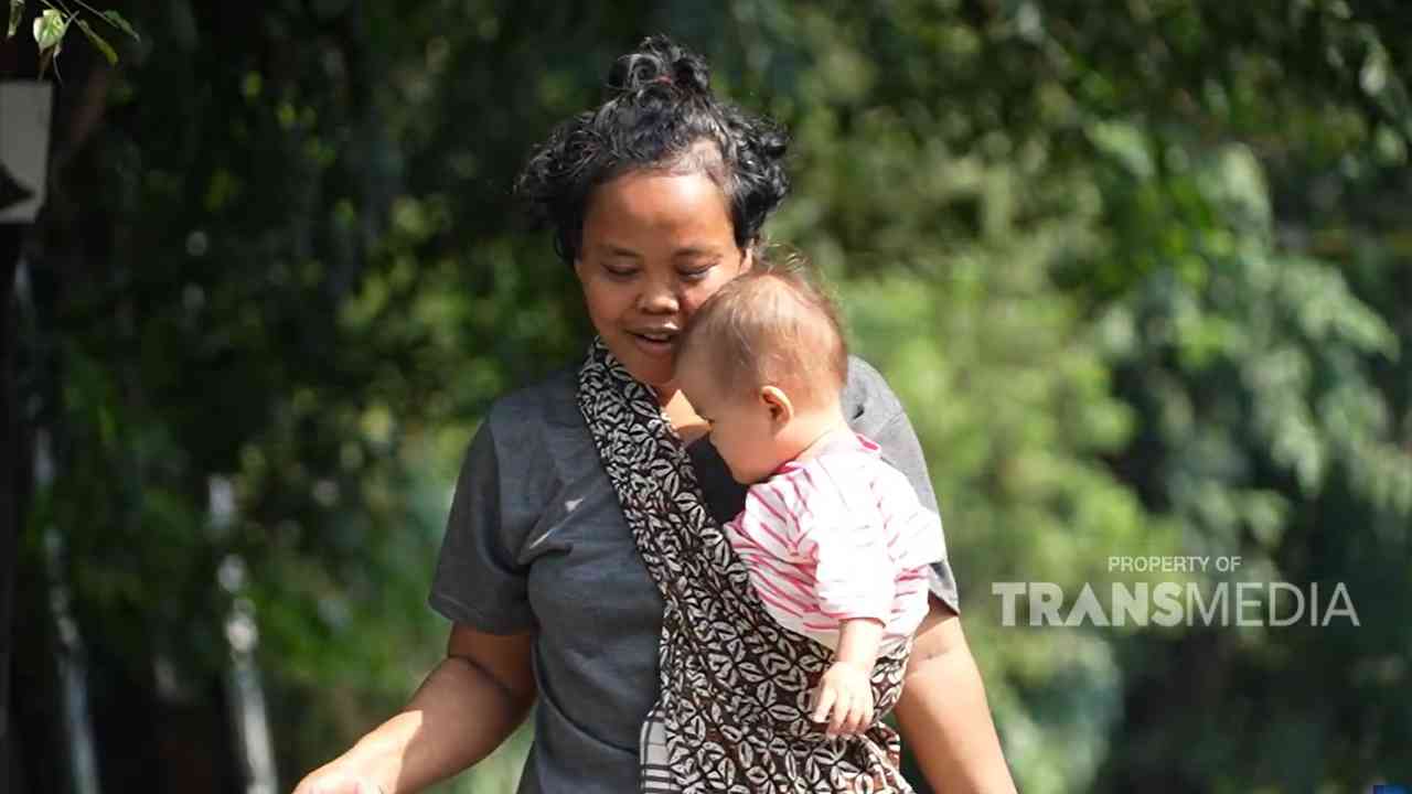  Ibu Nuraini yang Hebat Menjual Minuman Keliling Sambil Membawa Anak