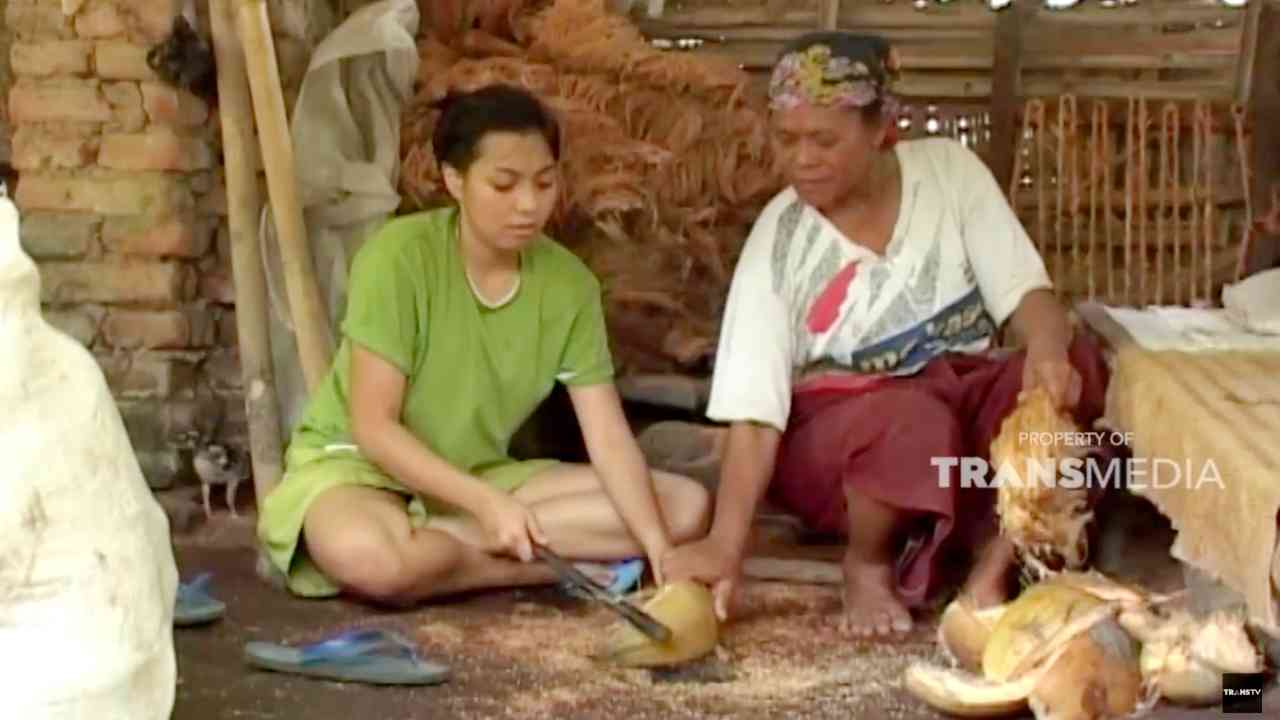 JIKA AKU MENJADI: Kerja Keras Pembuat Keset Serabut Kelapa