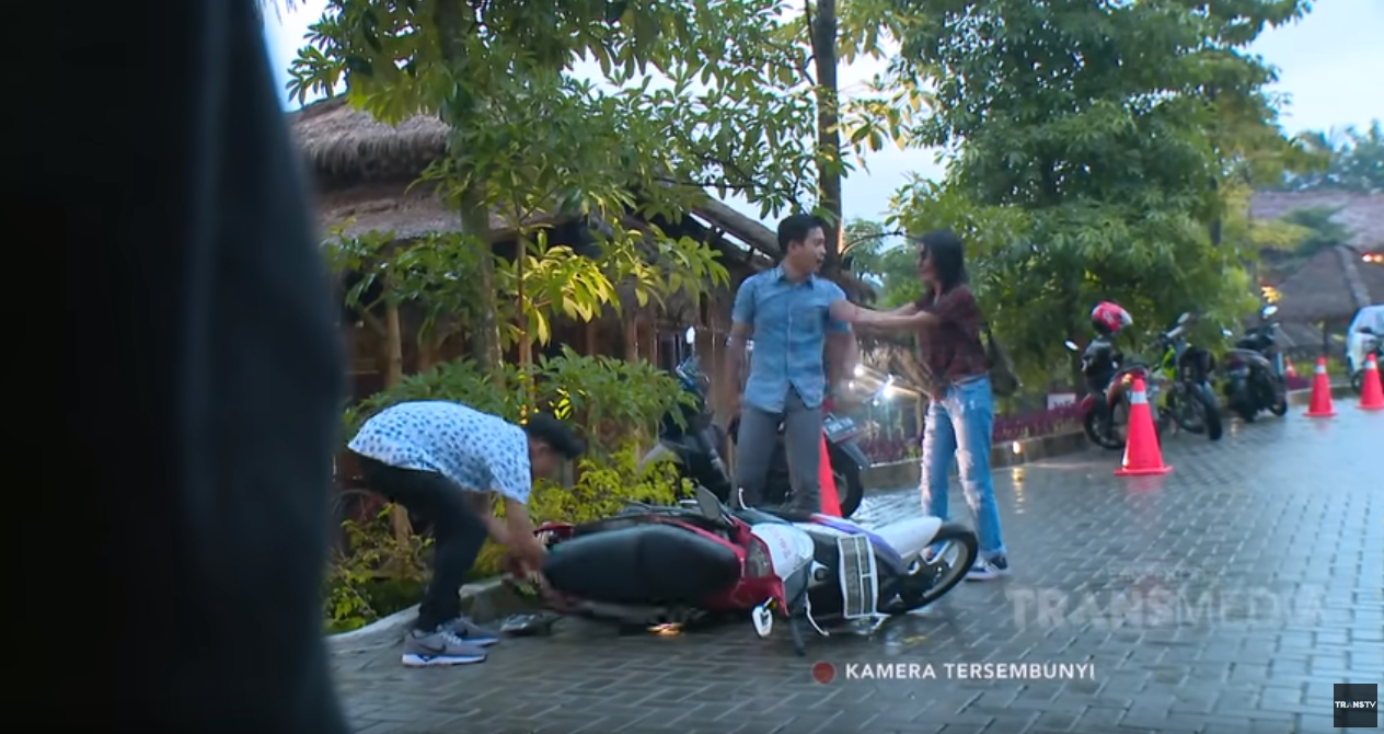 Cewe Matre, Demi Uang 2 Cowo Di Pacarin 
