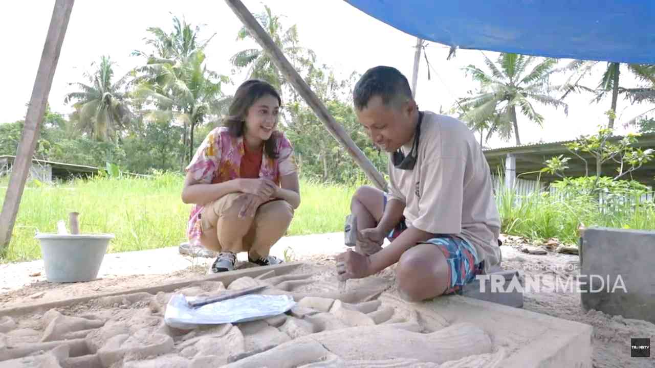 Pemahat Batu dengan Kedekatan Keluarga yang Hangat