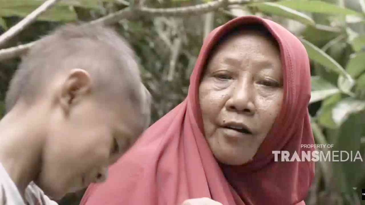 Nenek Penjaga Makam yang Mengurus Cucunya Seorang Diri