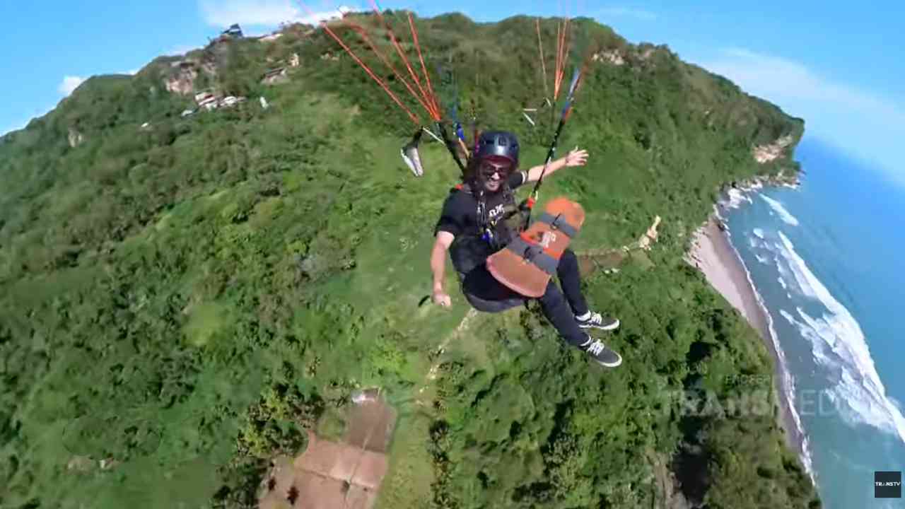 Paralayang Parangtritis, Memicu Adrenalin di Langit Biru Yogyakarta