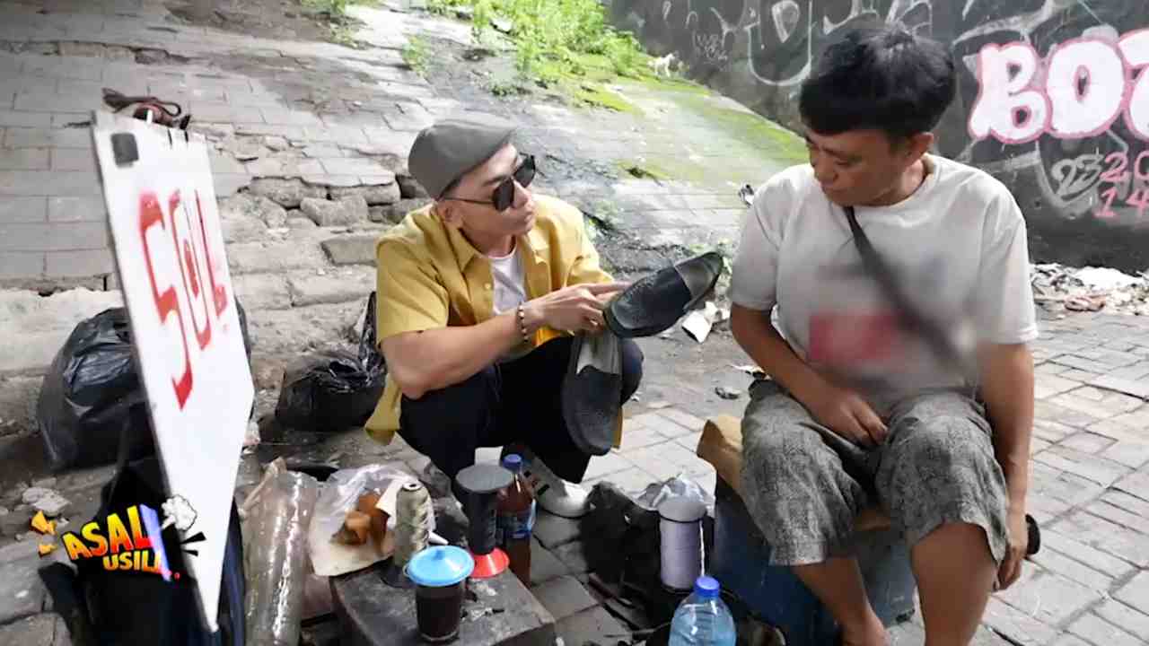 Kumpulan Tukang Sol Sepatu yang Legendaris di Bawah Flyover Jatinegara