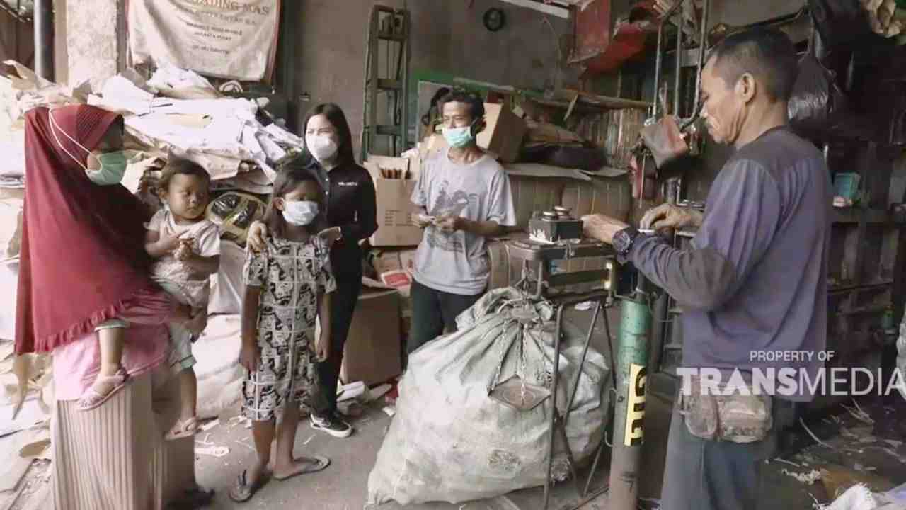 Keluarga Pedagang Asongan yang Saling Membantu