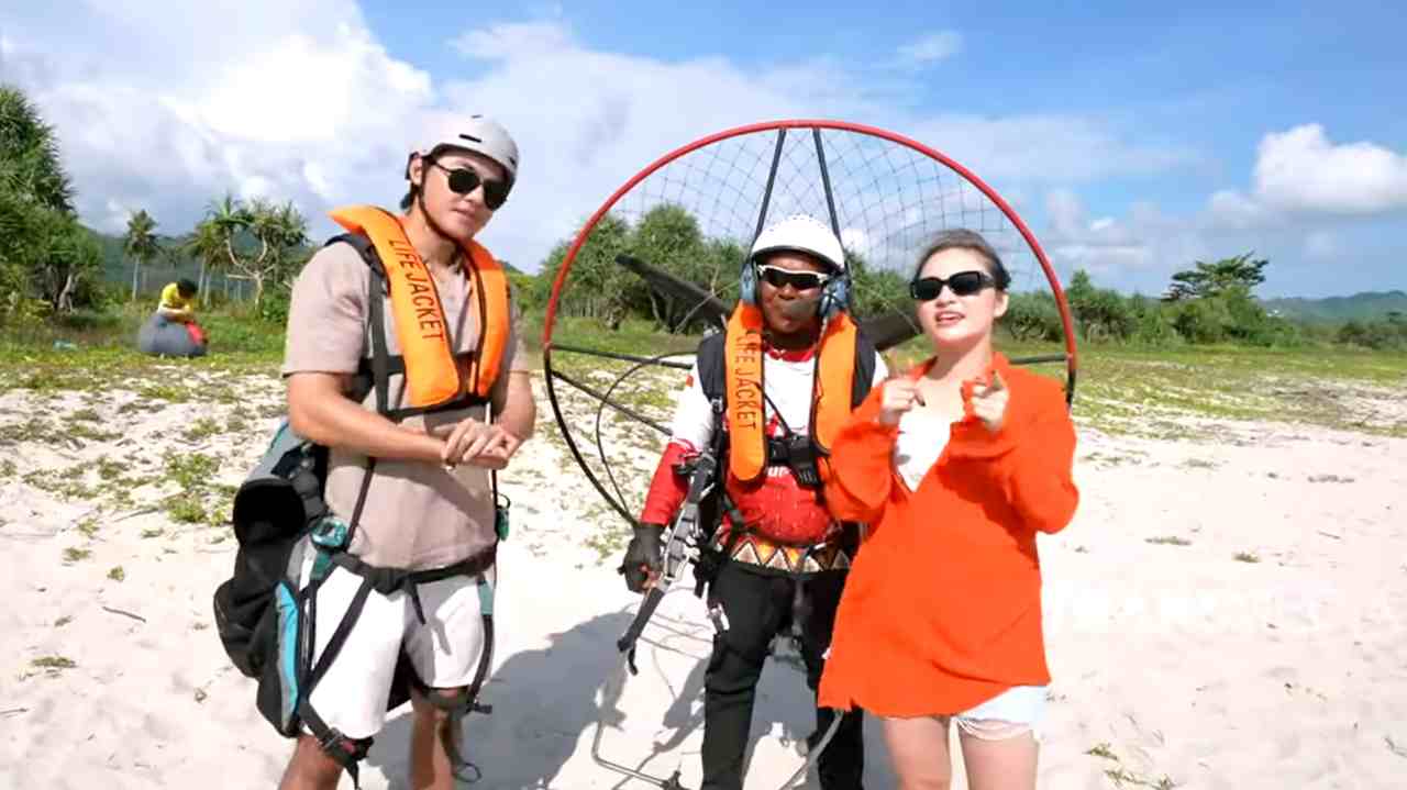 Naik Paragliding di Selong Belanak Lombok Benar-benar Mendebarkan