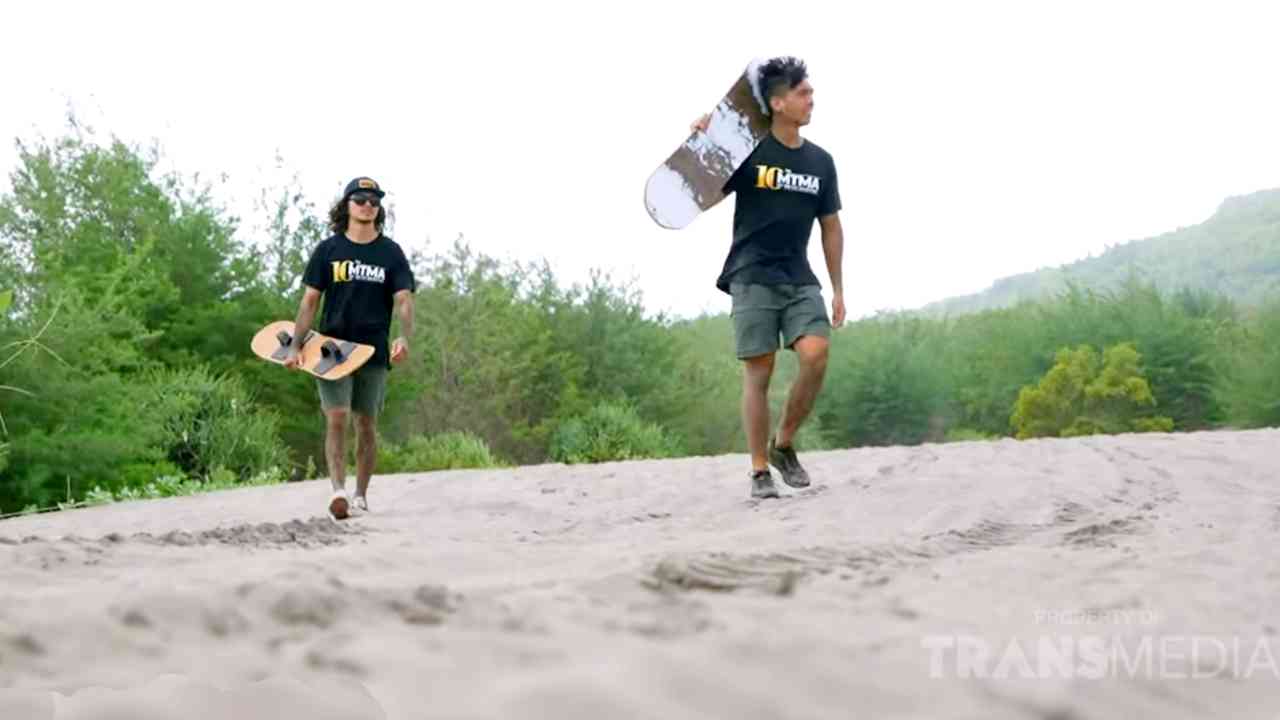 Sensasi Sandboarding di Gumuk Pasir Parangkusumo yang Eksotis