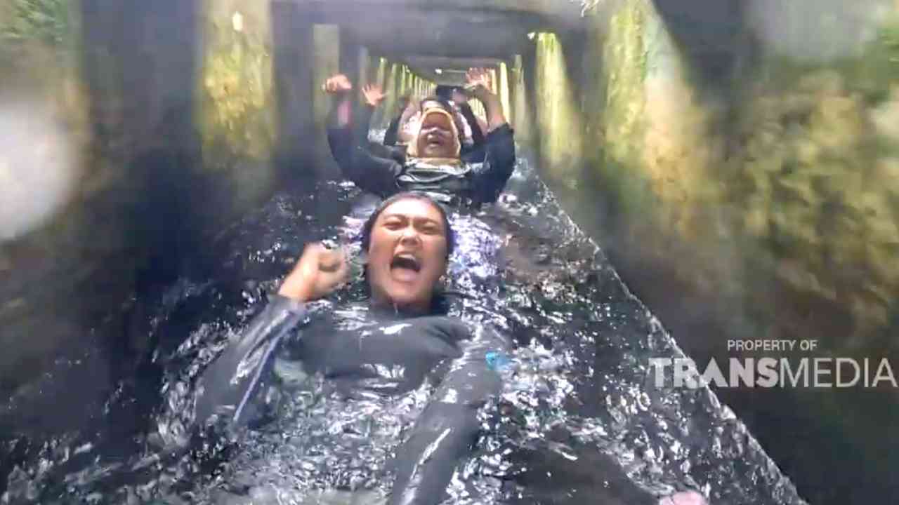 Keseruan Water Slide di Air Terjun Tiu Kelep yang Dikelilingi Hutan Tropis