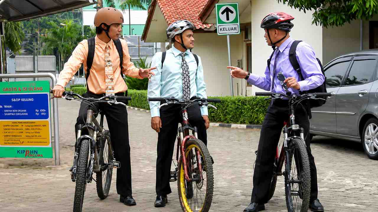 SKETSA: Bekerja Naik Sepeda