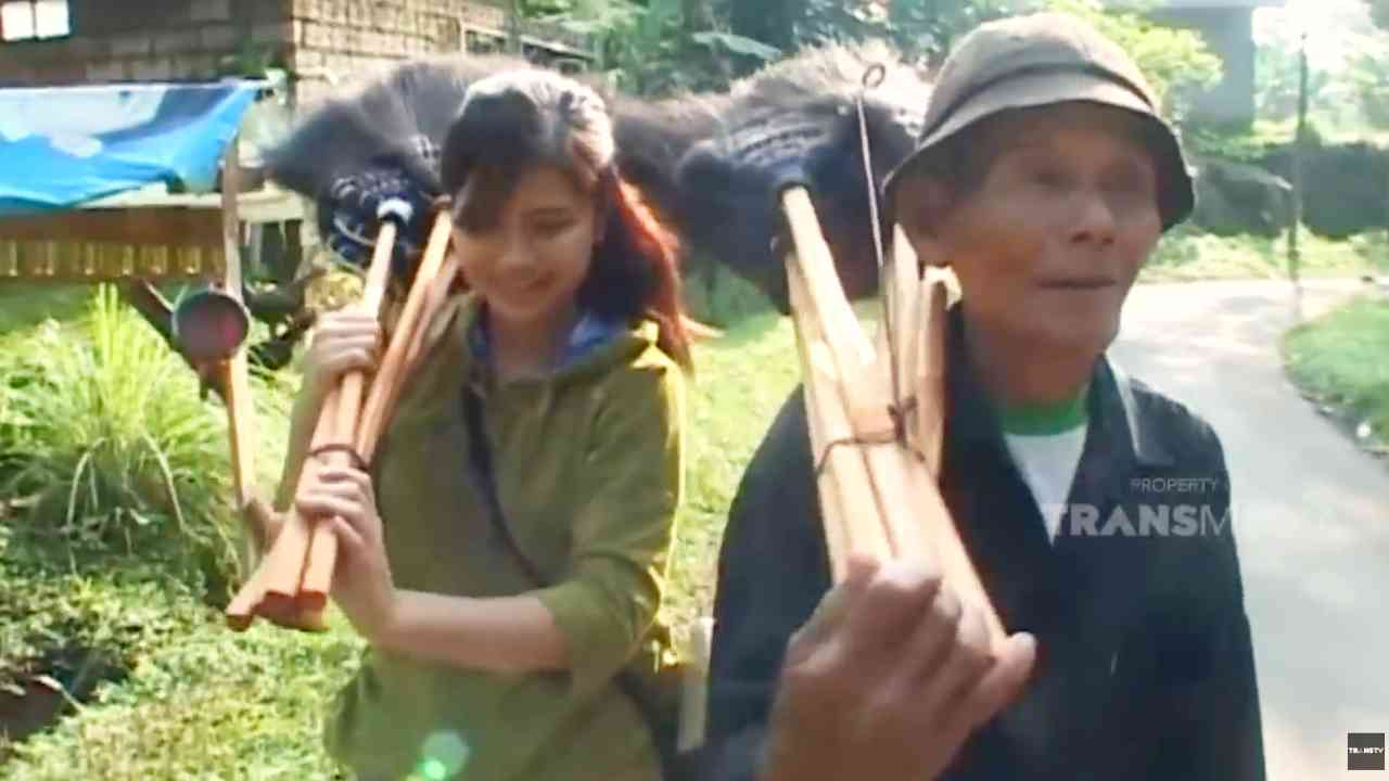 JIKA AKU MENJADI: Pembuat Sapu Ijuk Selalu Bekerja Tak Pernah Merajuk