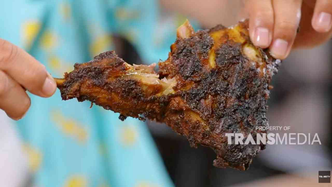 Hidangan Bebek Bakar Berpadu Sambal Super Pedas Sulit Nolaknya!