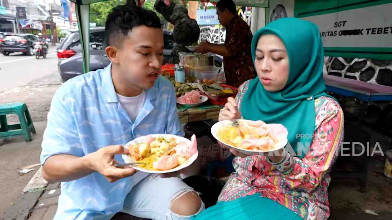 Lontong Sayur Padang dengan Kuah Gulai Kaya Bumbu Pembangkit Selera