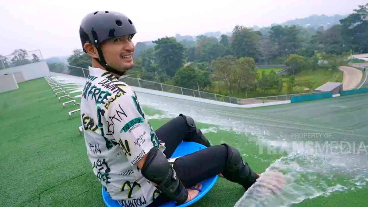 Rasakan Sensasi Terbang di Water Slide Tertinggi di Jawa Timur