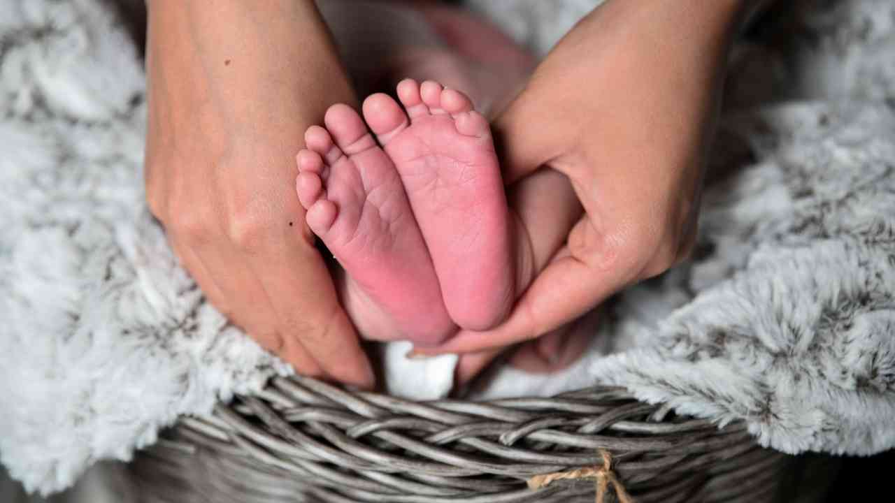 BUAH HATI: Manfaat Pijat Bayi, Sentuhan Lembut yang Membentuk Masa Depan