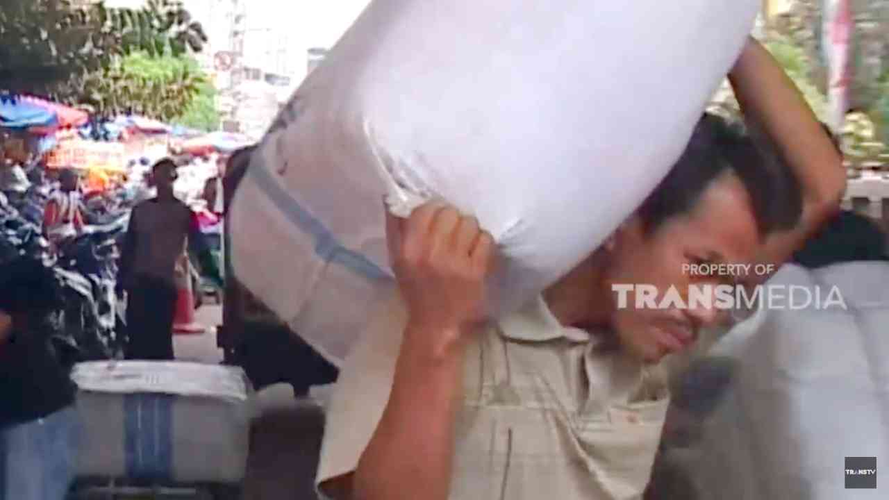 SISI LAIN: Kuli Panggul dengan Sekelumit Kisah Kehidupannya