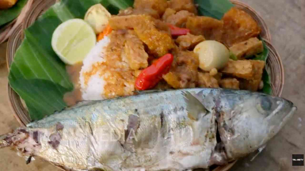 Ikan Kembung Bakar Santan dan Sayur Krecek, Duet Maut Kaya Rempah