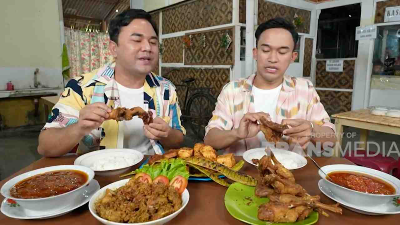 Bebek Goreng Empuk dengan Sambal Bawang yang Super Pedas