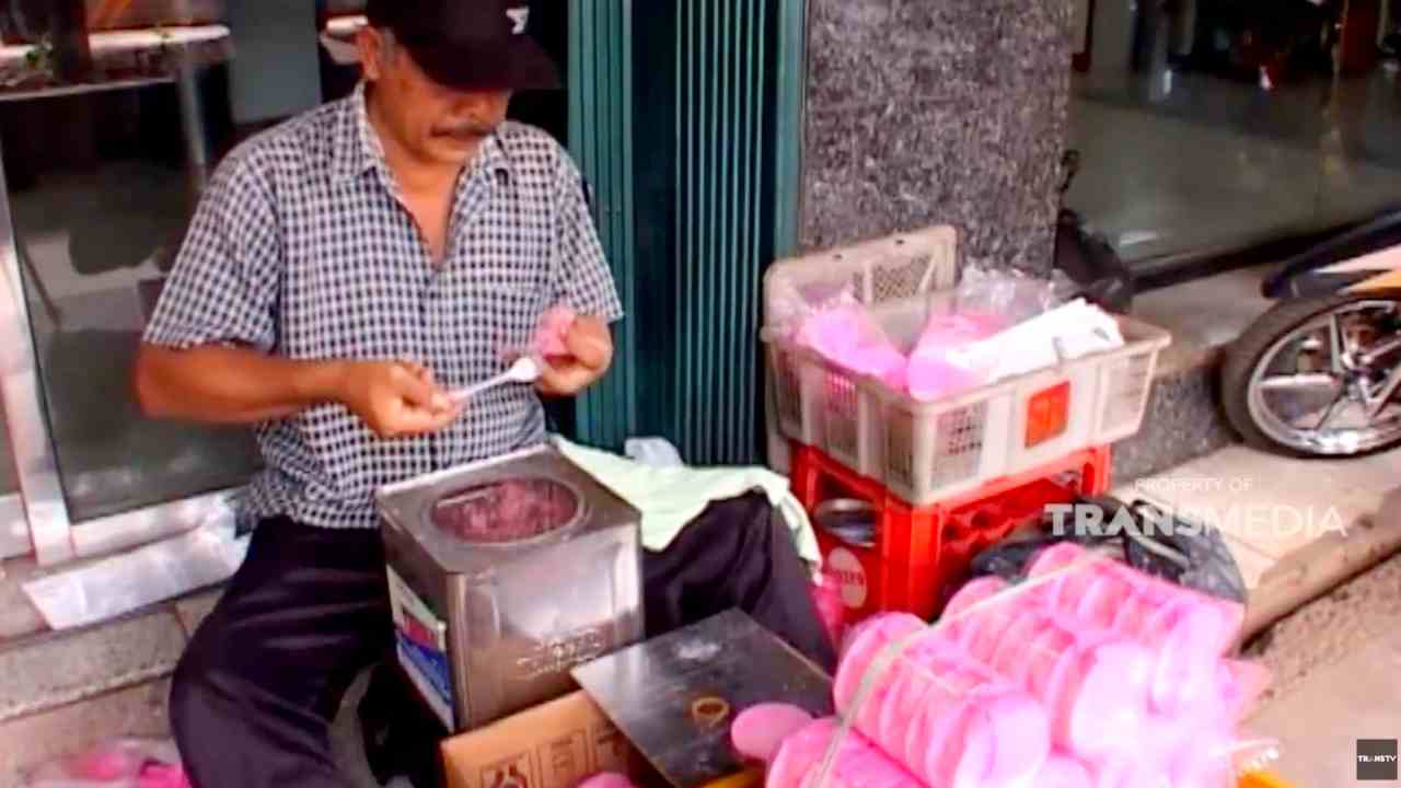 JELANG SIANG: Rambut Nenek Masih Bertahan di Antara Jajanan Modern