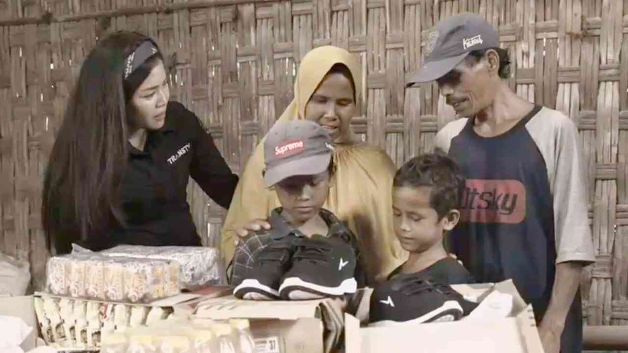 Pembuat Batu Bata Berusaha Membahagiakan Keluarga