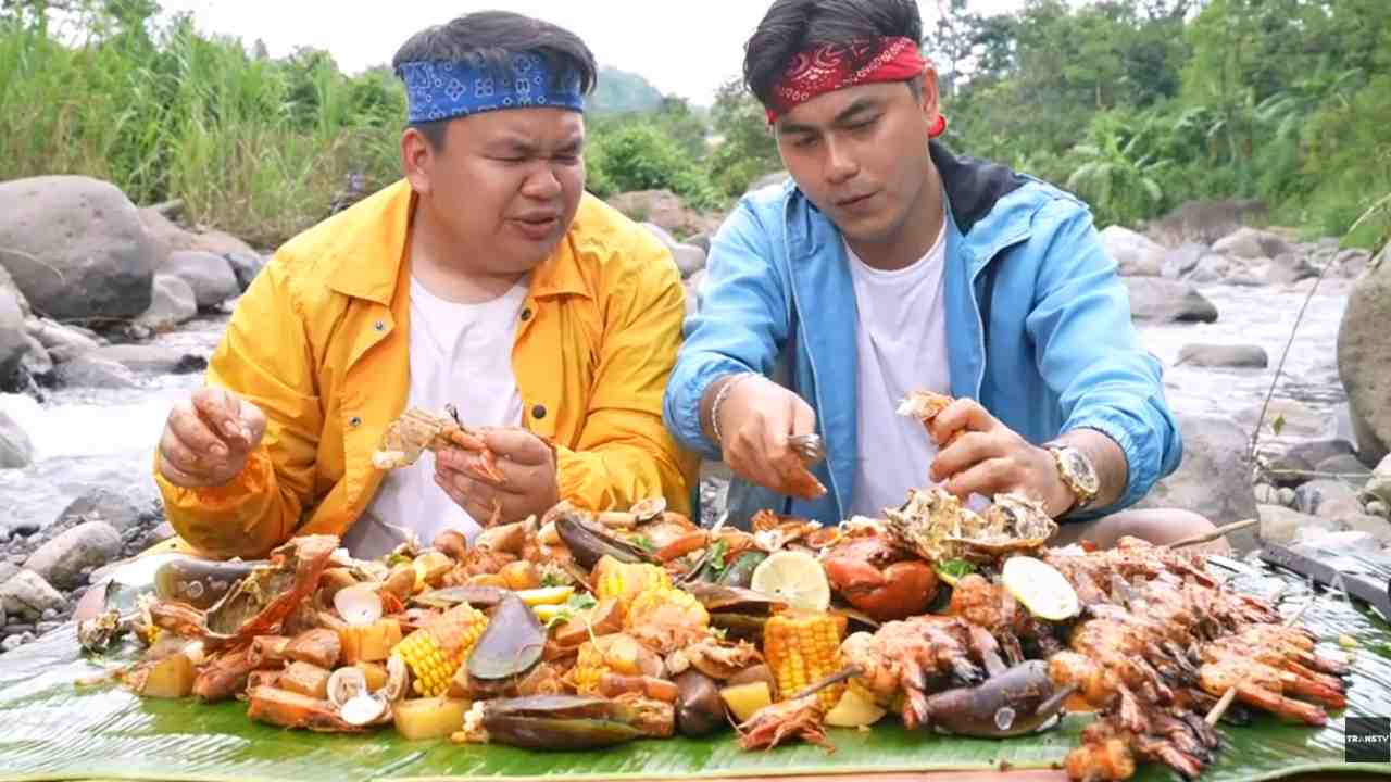 Dengan Mukbang Seafood Menikmati Ledakan Rasa Luar Biasa di Mulut
