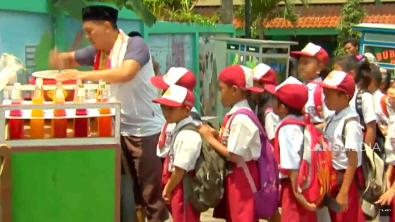 SKETSA: Jualan Es Berwarna