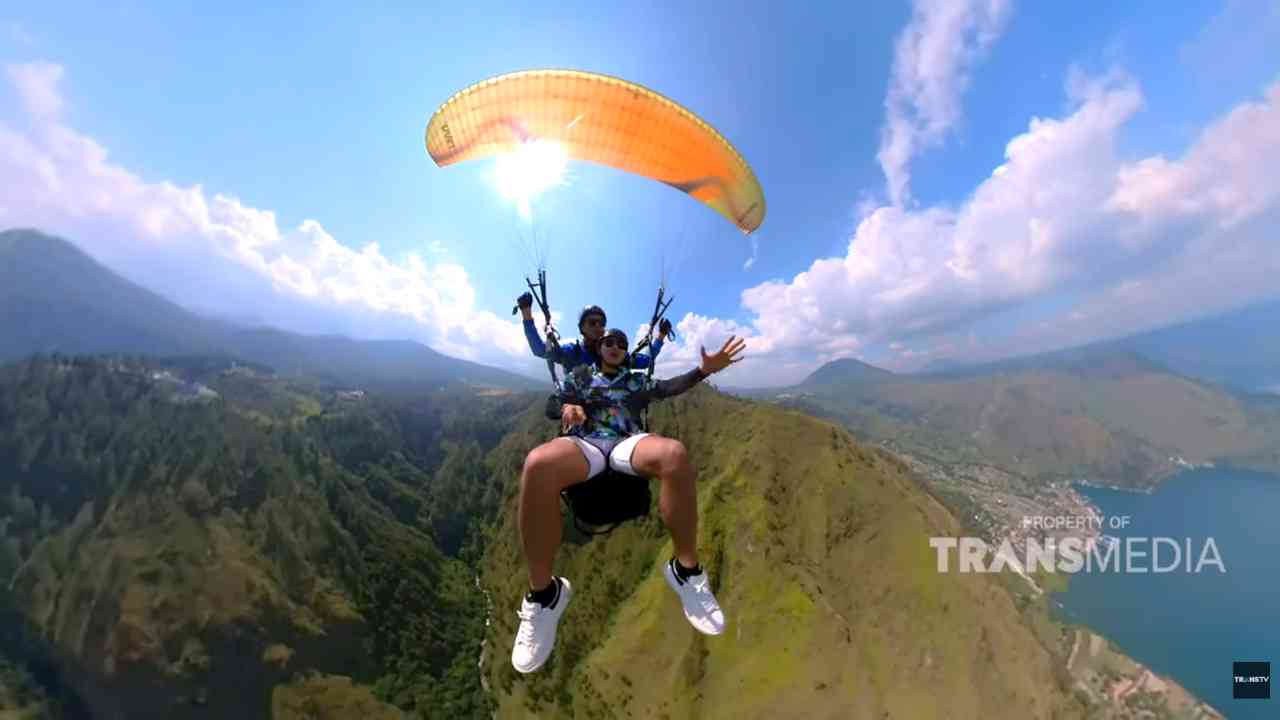 Sensasi Terbang dengan Paralayang Danau Toba Bikin Lupa Daratan