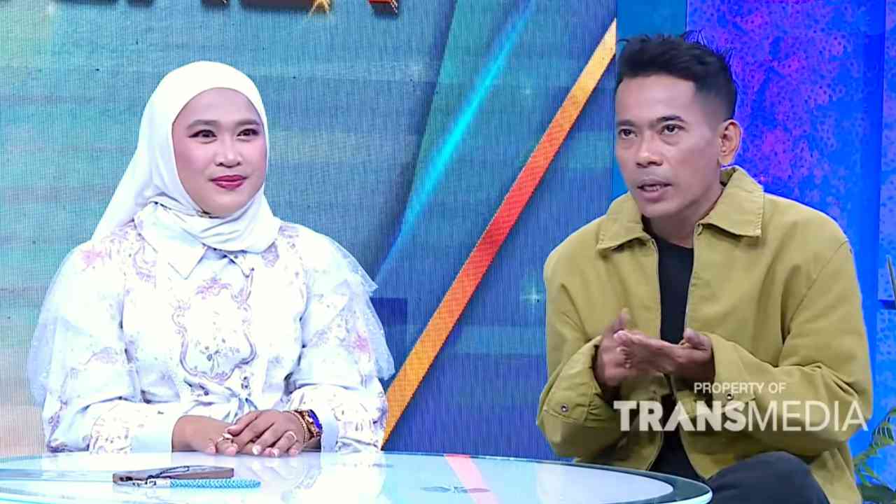 Aris dan Istri Tetap Semangat Ngamen Live Streaming, walau Dihujat