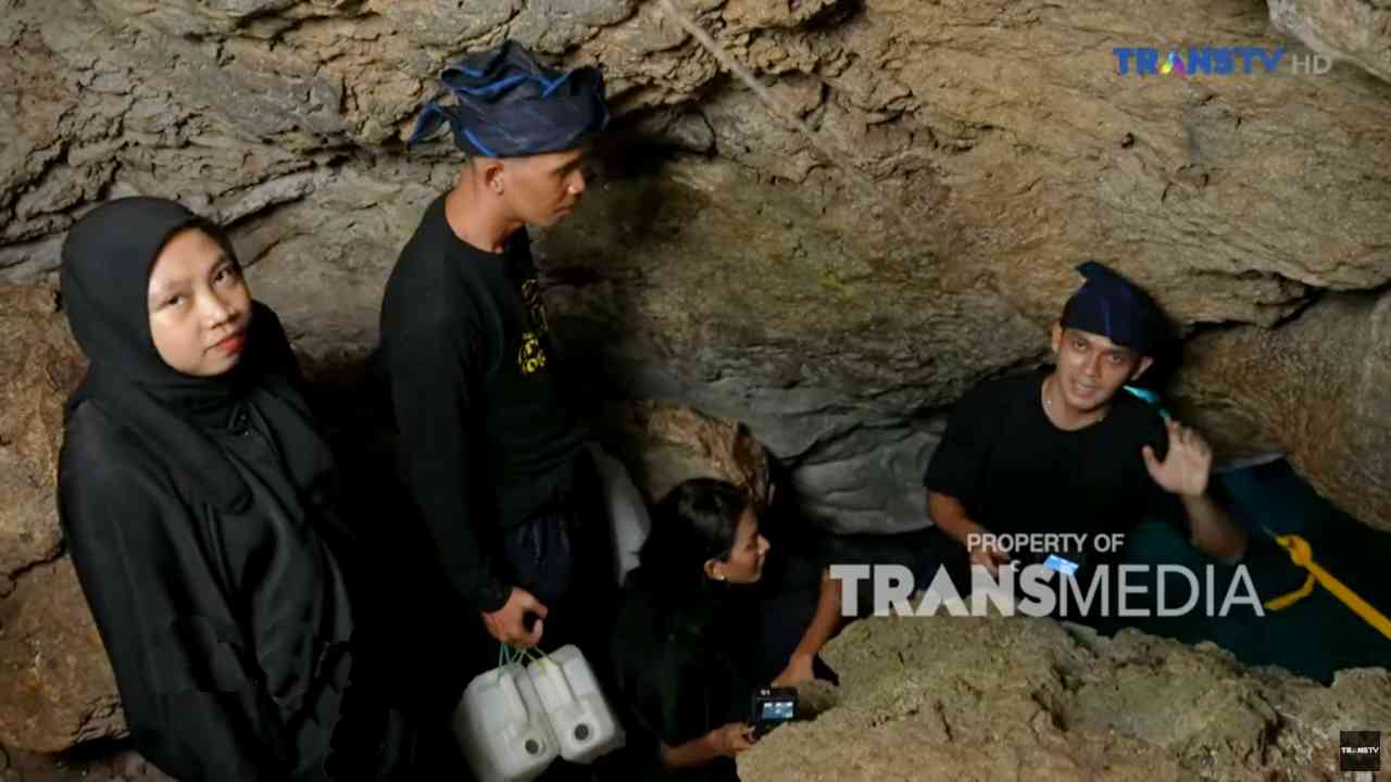 Menembus Gelapnya Gua Passohara, Menuju Mata Air Abadi yang Jernih