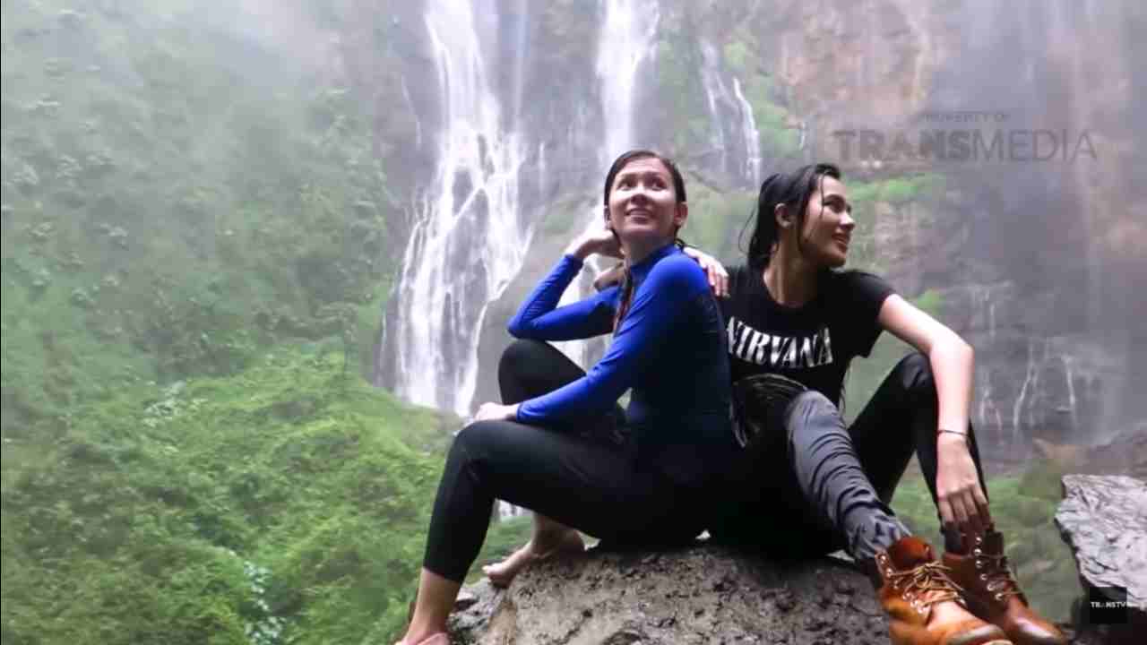 trans tv celebrity on vacation coban sewu