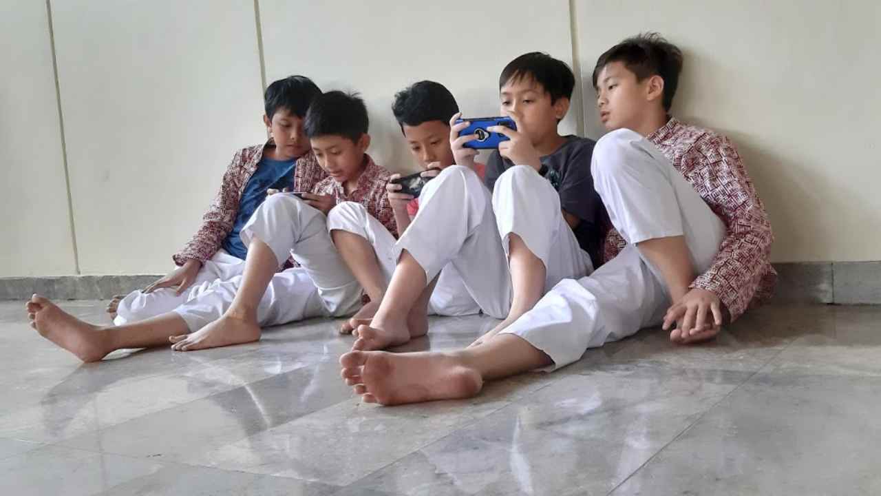 melindungi anak anak